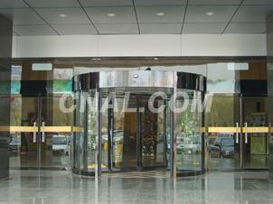 多樣化高品質工業門解決方案 三翼兩翼旋轉門與自動平移門鋁型材供應